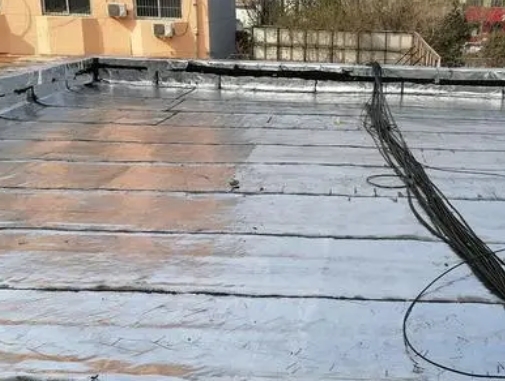 石家庄卫生间漏水维修公司分享下石家庄屋面楼顶防水刚性防水层施工要点。